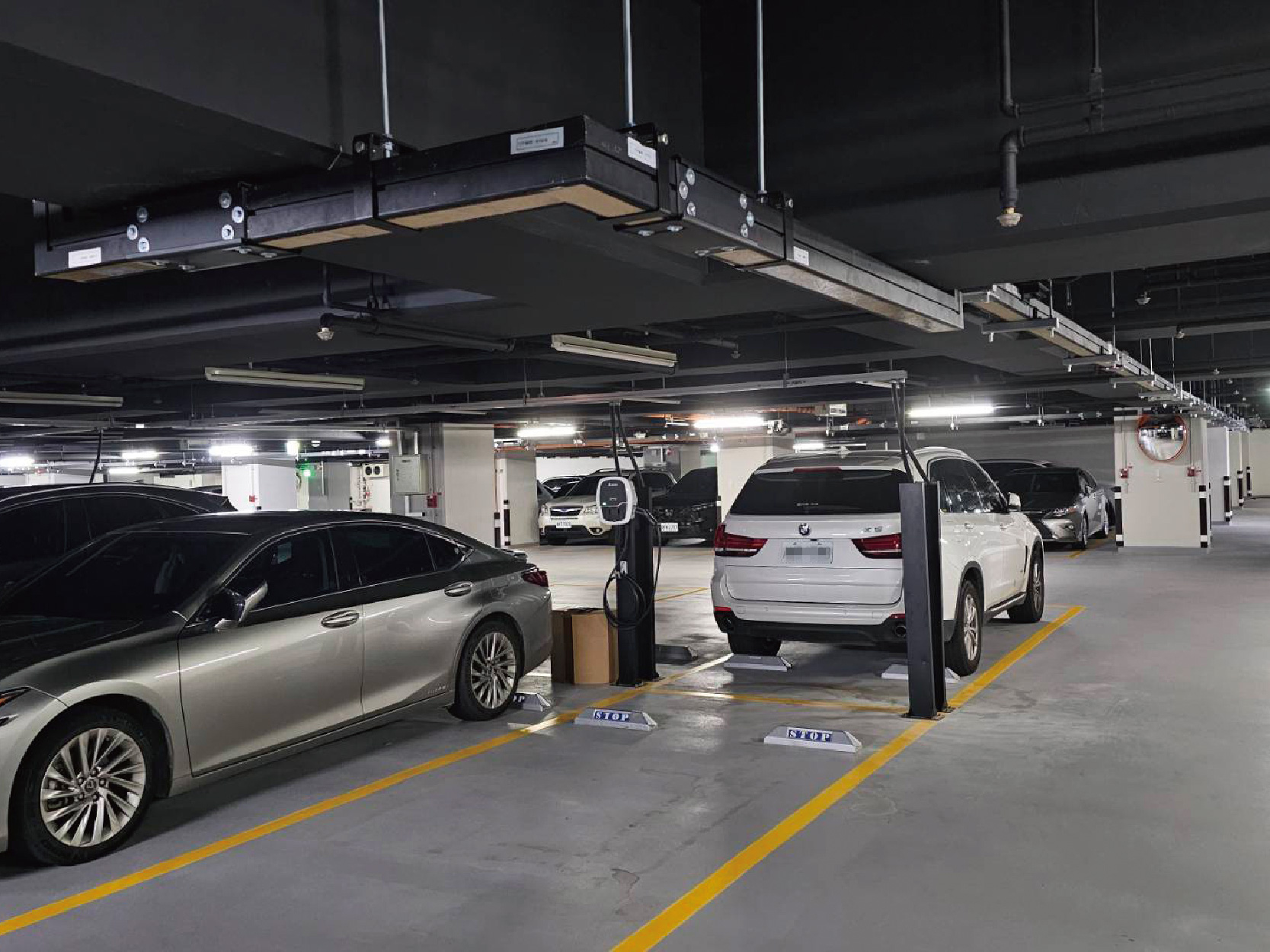 建置匯流排＋EMS系統，彈性支援電動車充電需求